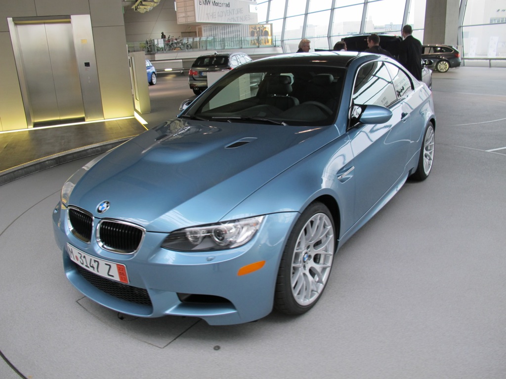 1 серую машину. БМВ ф30 светло голубая. Atlantis Blue BMW e92. BMW m3 2023 Grey Mate. BMW m3 серая.